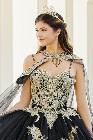 Ballkleid mit Cape und bestickter Applikation von Petite Adele PQ1016