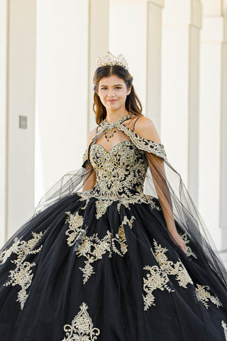 Ballkleid mit Cape und bestickter Applikation von Petite Adele PQ1016