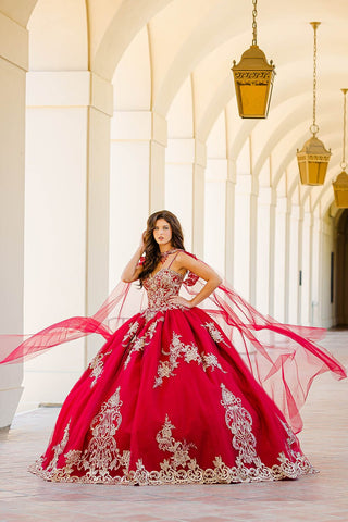 Ballkleid mit Cape und bestickter Applikation von Petite Adele PQ1016