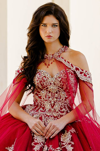 Ballkleid mit Cape und bestickter Applikation von Petite Adele PQ1016