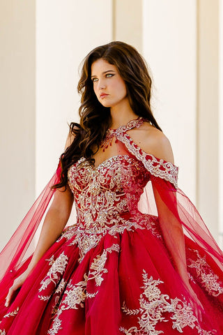 Ballkleid mit Cape und bestickter Applikation von Petite Adele PQ1016
