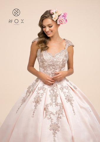Besticktes Ballkleid mit Flügelärmeln von Nox Anabel U801