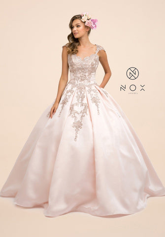 Besticktes Ballkleid mit Flügelärmeln von Nox Anabel U801