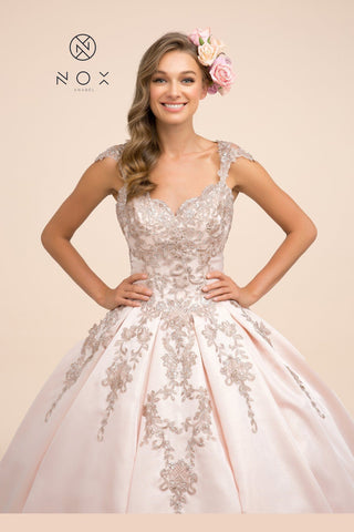 Besticktes Ballkleid mit Flügelärmeln von Nox Anabel U801
