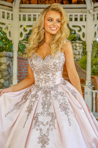 Besticktes Ballkleid mit Flügelärmeln von Nox Anabel U801