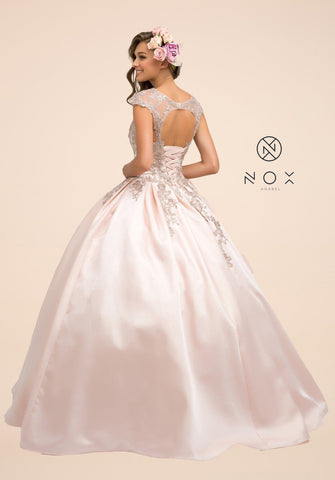 Besticktes Ballkleid mit Flügelärmeln von Nox Anabel U801