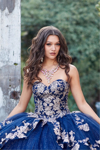 Besticktes trägerloses Ballkleid mit mehreren Lagen von Petite Adele PQ1051
