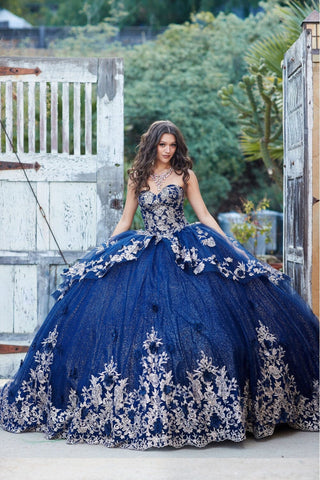 Besticktes trägerloses Ballkleid mit mehreren Lagen von Petite Adele PQ1051