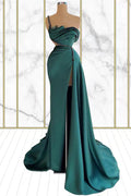 Vestido de gala sirena de un hombro largo en satén esmeralda con abertura