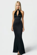 Vestido longo formal de cetim preto com decote alto e racha