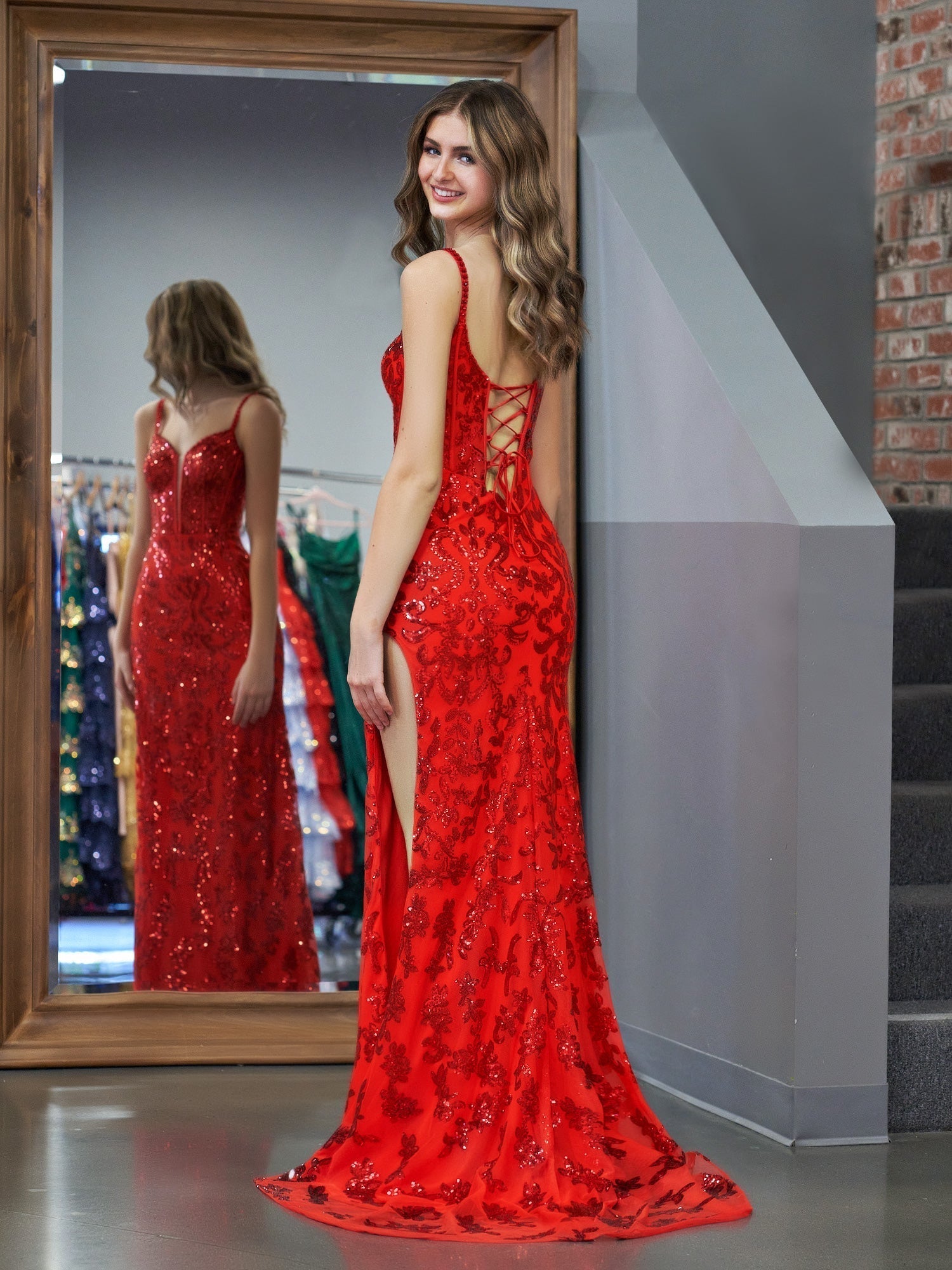Erryn | Vestido de festa comprido vermelho com racha e lantejoulas