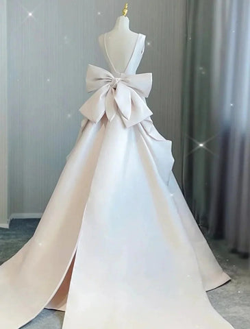 Saal Lässige Brautkleider Hofschleppe Etui-Linie Ärmellos V-Ausschnitt Satin Mit Schleife(n) Falten