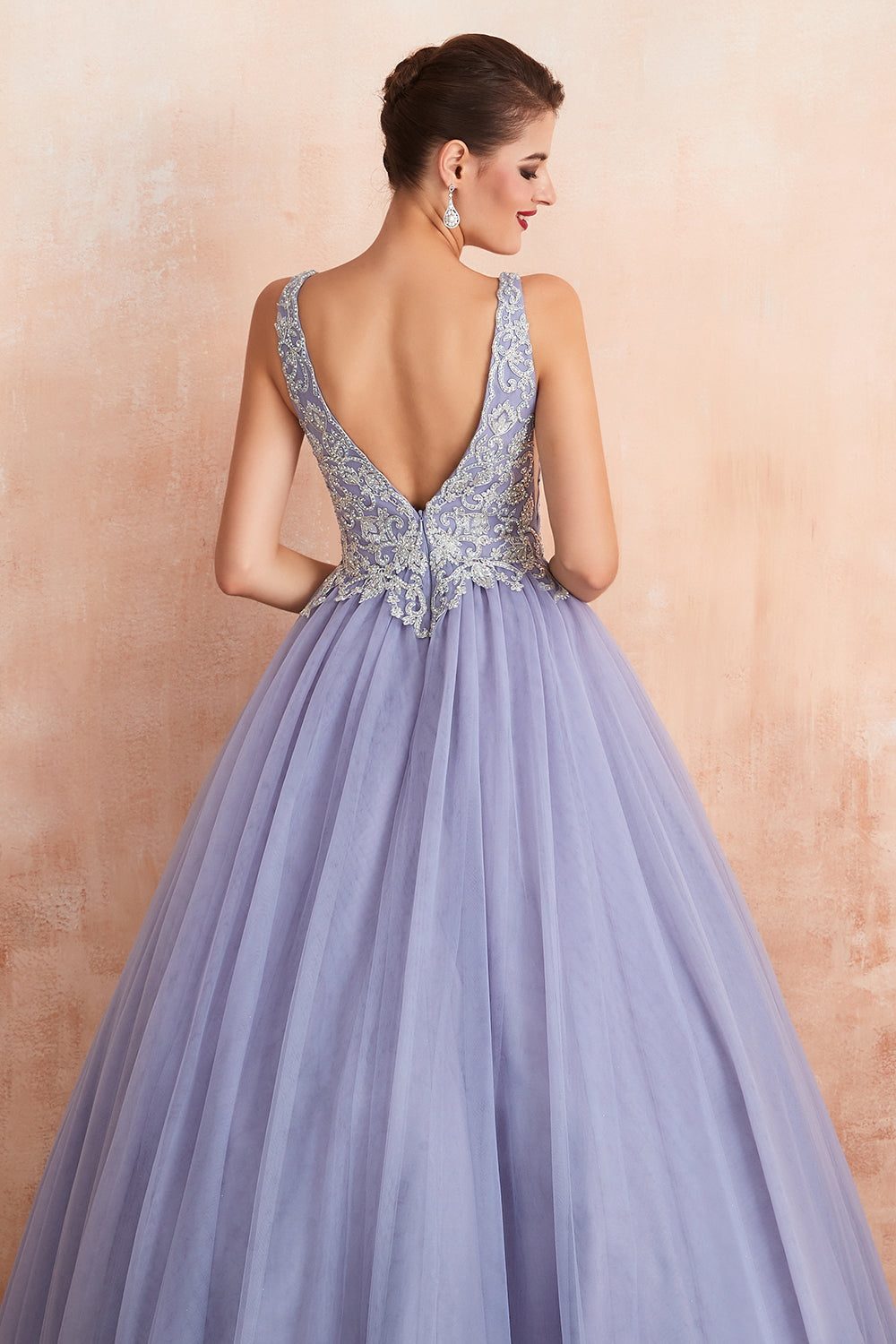 Ausgezeichnetes langes, ärmelloses, rückenfreies Ballkleid aus Tüll im Prinzessinnen-Stil mit V-Ausschnitt