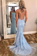 Vestido de fiesta de encaje con espalda abierta y tirantes largos de sirena que llaman la atención