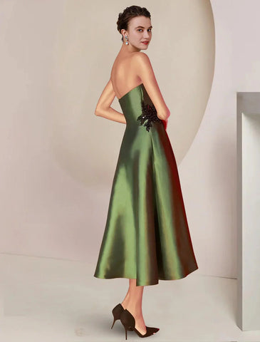 Zweiteiliges A-Linien-Kleid für die Mutter der Braut, formelle Hochzeitsgastparty, elegantes trägerloses, knielanges Charmeuse-Kleid mit Pailletten und ärmellosen Schals mit Perlenapplikationen