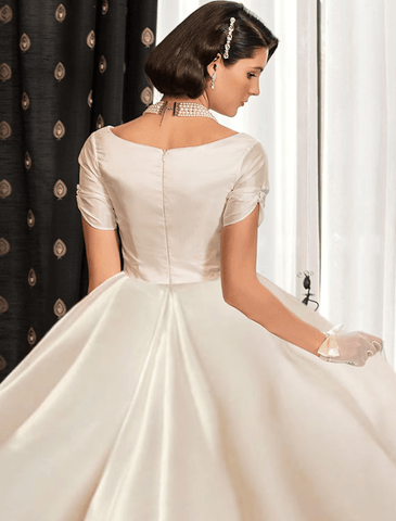Verlobungs- und formelle Brautkleider, Hofschleppe, Ballkleid, kurze Ärmel, V-Ausschnitt, Satin mit gerüschter Volltonfarbe