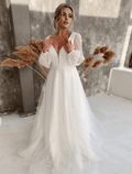 Robe de mariage décontractée de style Hall avec traîne de cour, ligne A, manches longues, encolure en V en tulle unie