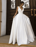 Robe de mariée décontractée formelle longueur sol ligne A sans manches col en V satin avec plis couleur unie