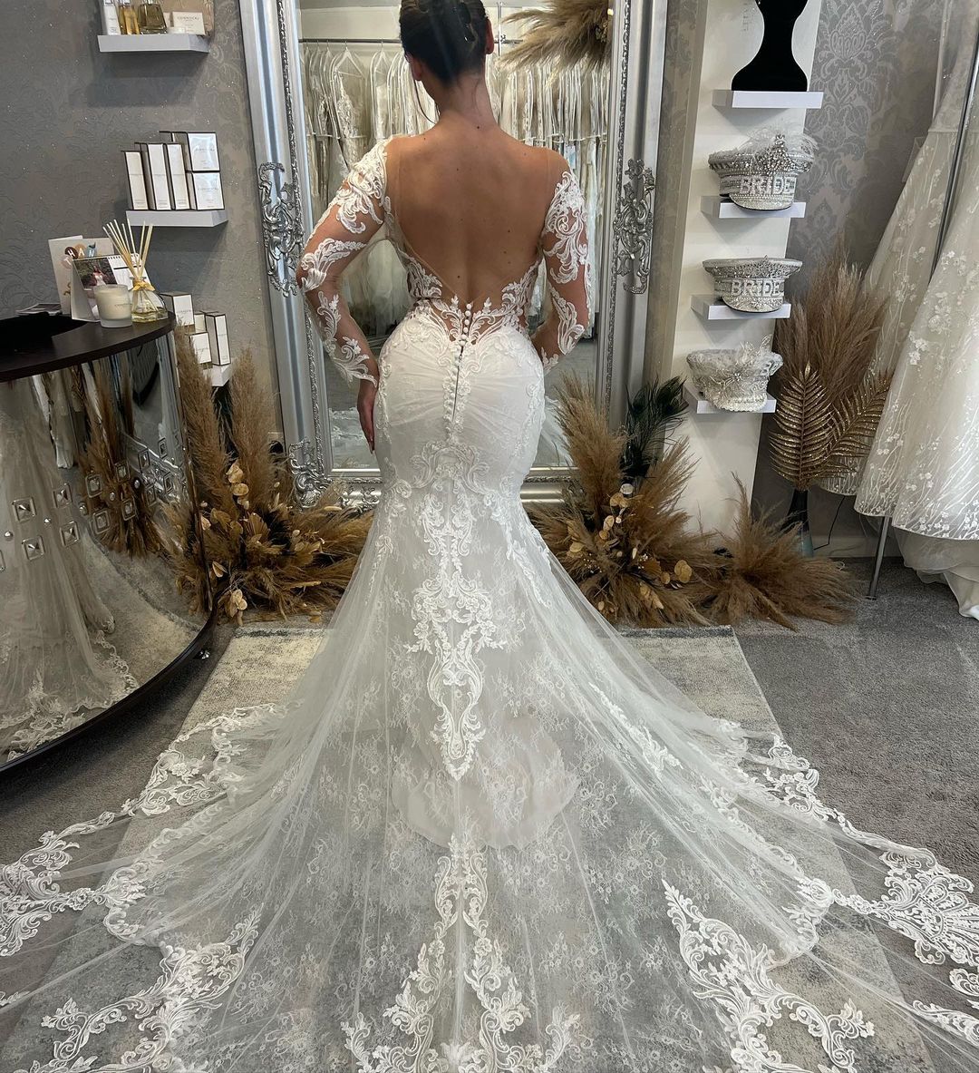 Fabelhaftes langes Meerjungfrauen-Brautkleid mit V-Ausschnitt, langen Ärmeln, Spitze und Kapellenzug