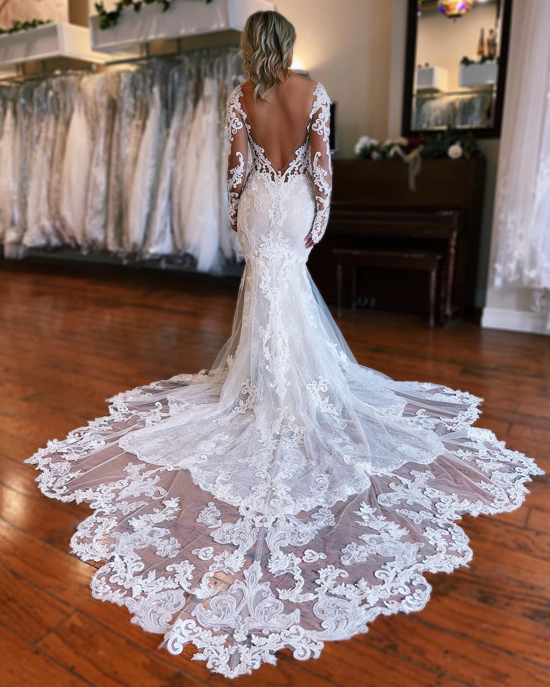 Fabelhaftes langes Meerjungfrau-Rückenfreies V-Ausschnitt-Spitzen-Brautkleid mit abnehmbarer Schleppe