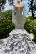 Robe de bal fabuleuse longue sirène à encolure en V avec sequins, perles, plumes et tulle à manches