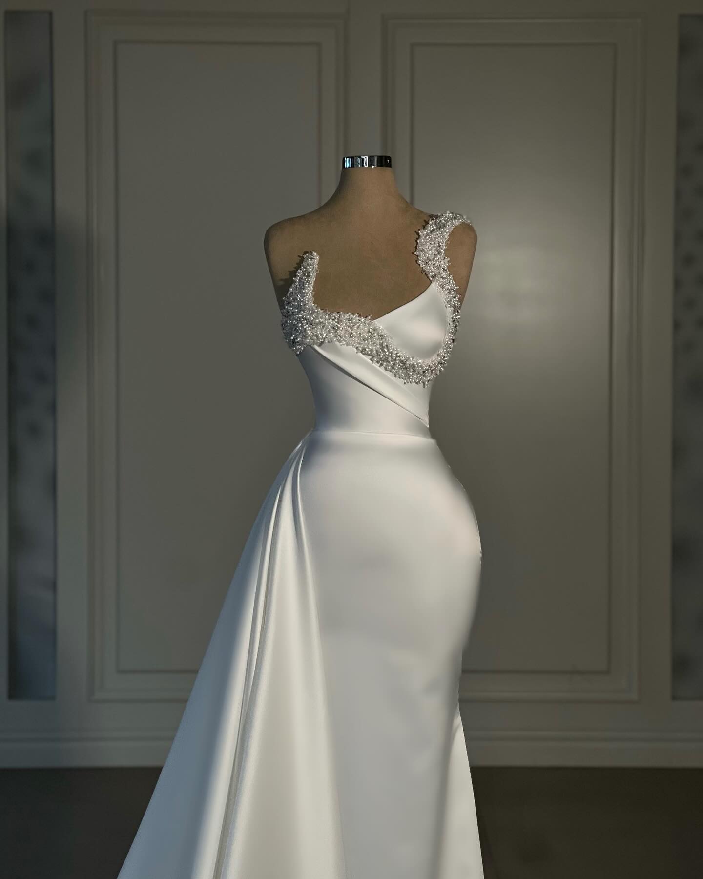 Fabelhafte weiße Meerjungfrauen-Brautkleider aus Satin mit Ein-Schulter-Träger, ärmellos und mit Strasssteinen