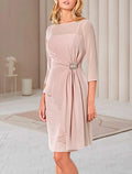 Etuikleid/Säulenkleid für die Brautmutter, elegant, Rundhalsausschnitt, knielang, Chiffon, halbe Ärmel, mit Rüschen, Kristallbrosche, seitlich drapiert