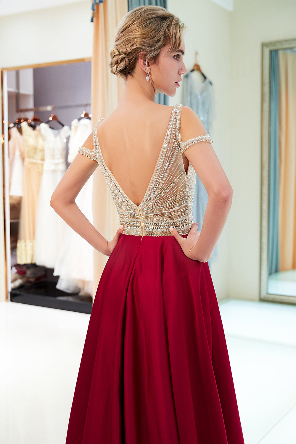 Vestidos de noite longos e fascinantes, em linha A, com decote em V e missangas, em cetim elástico