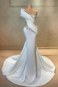 Elegante Abito da Ballo Sirena in Satin e Pizzo Bianco Lungo Asimmetrico con Cristalli