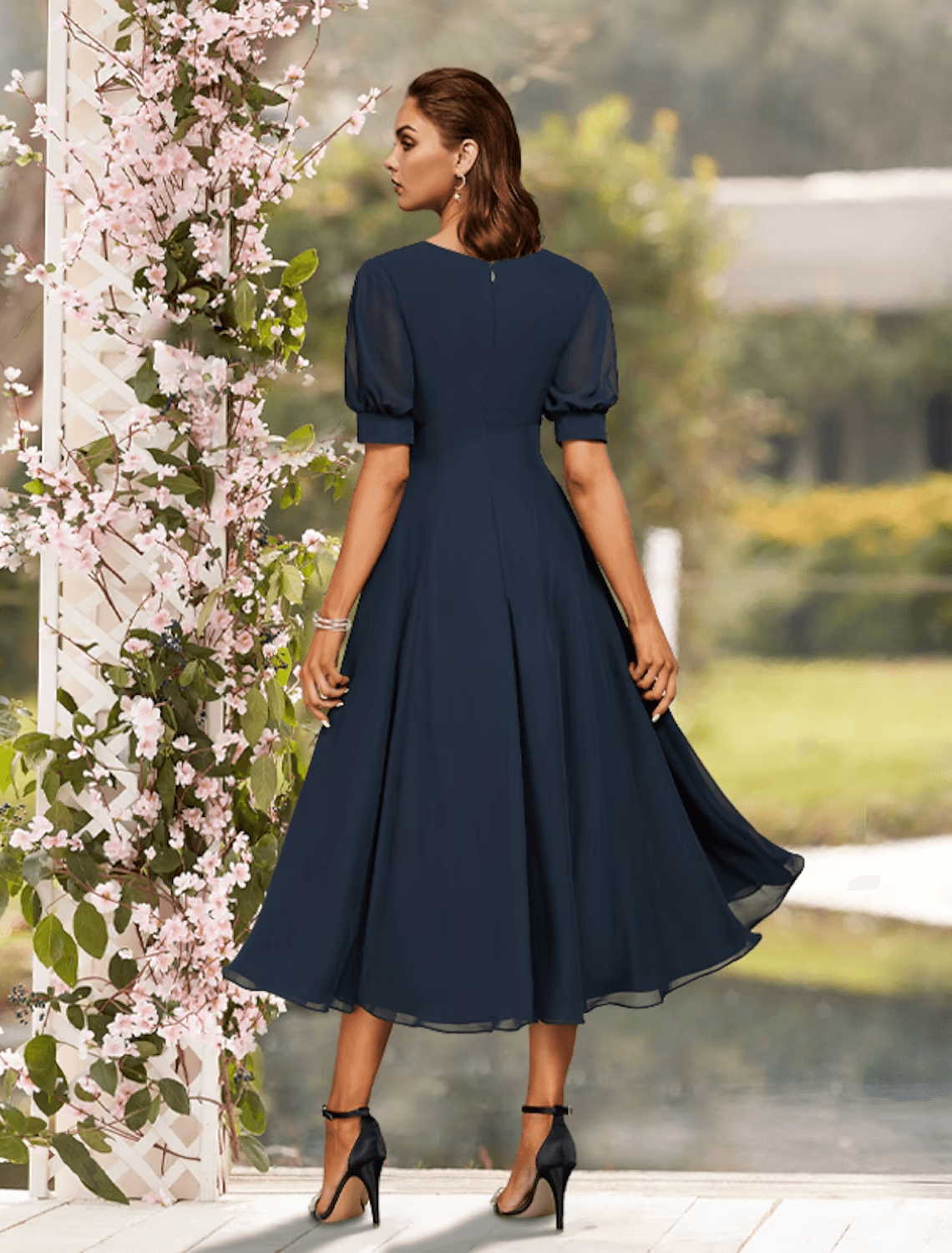 Vestido de mãe da noiva com bainha/coluna, minimalista, elegante, decote em V, comprimento médio, cetim, manga curta com franzido, cor sólida