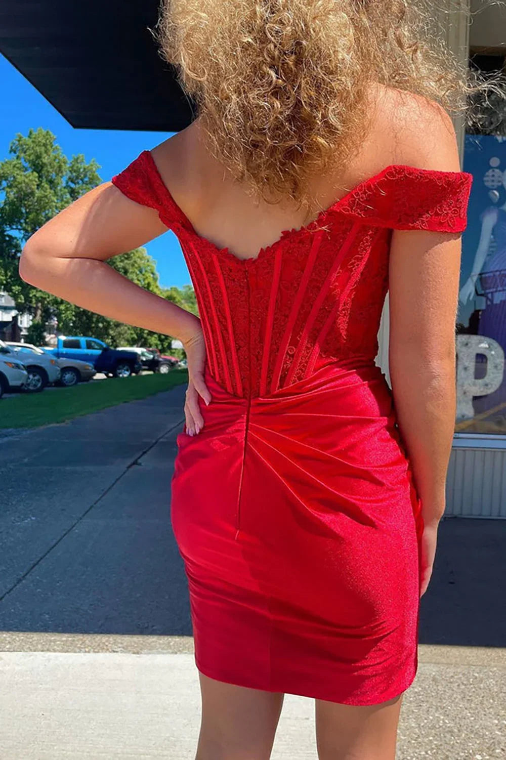 Vestidos Lindos Rojos de Satén para el Baile de Bienvenida con Hombros Descubiertos y Encaje