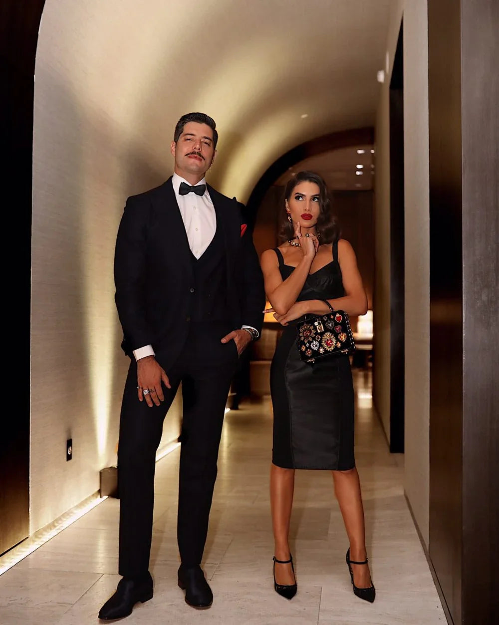 Vestido Negro Corto de Fiesta con Escote en V y Espalda Abierta, Sexy, para Eventos Nocturnos o Recepción en Casa, Modelo Y1330