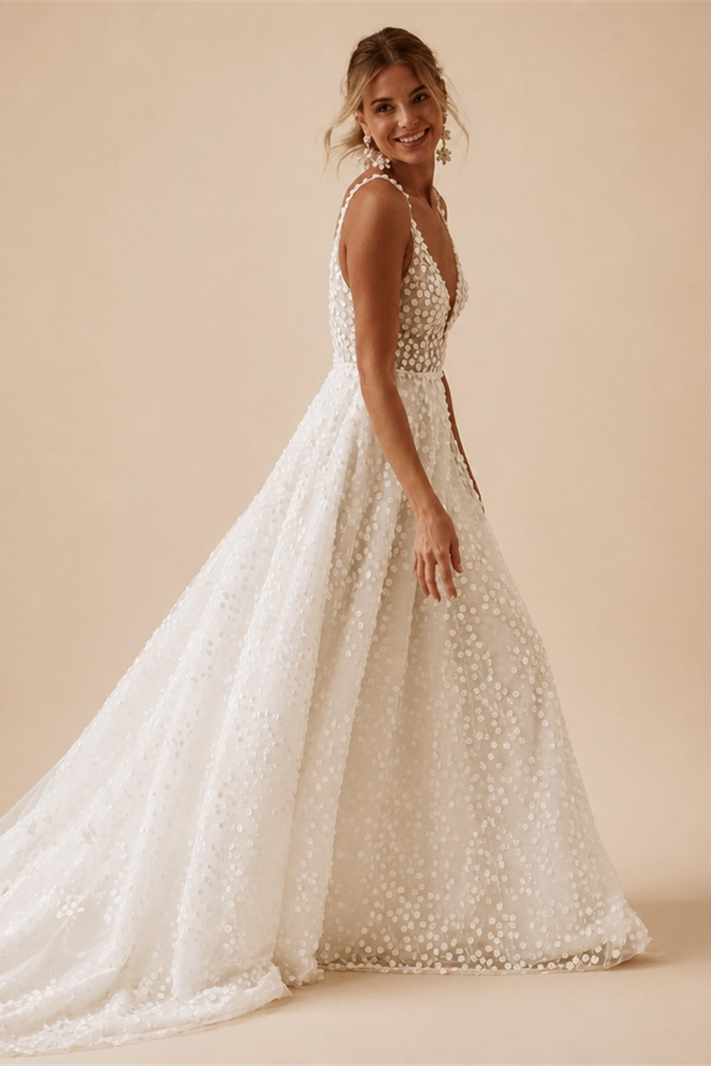 Customized Sexy Backless V Neck Spaghetti Straps Lace Wedding Dresses Luxury Flowers Court Train A Line Vintage Bridal Gown