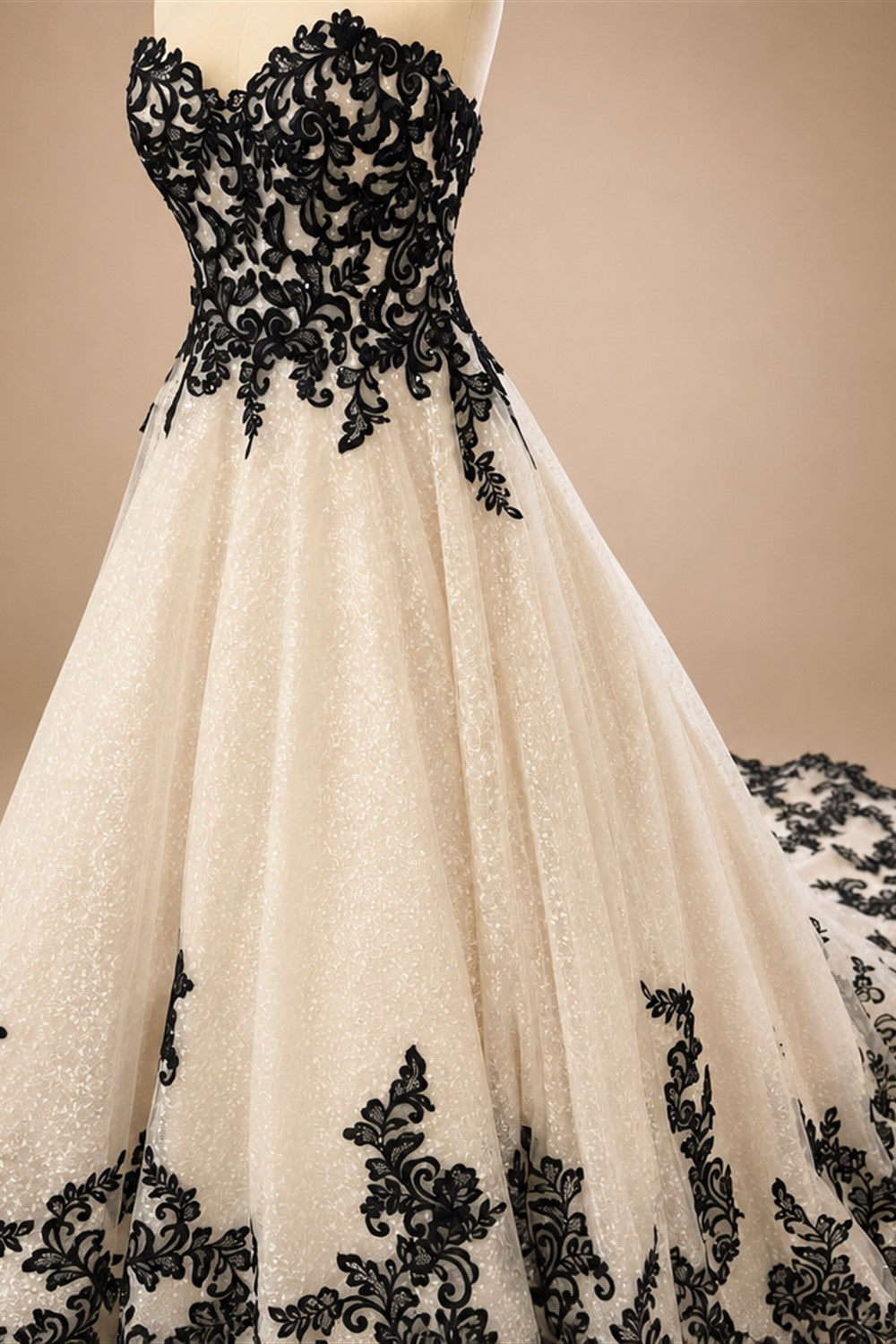 Chic Sleeveless Sweetheart Wedding Dresses for Women Plus Size Black and White A-Line Tulle Bridal Dress Customized