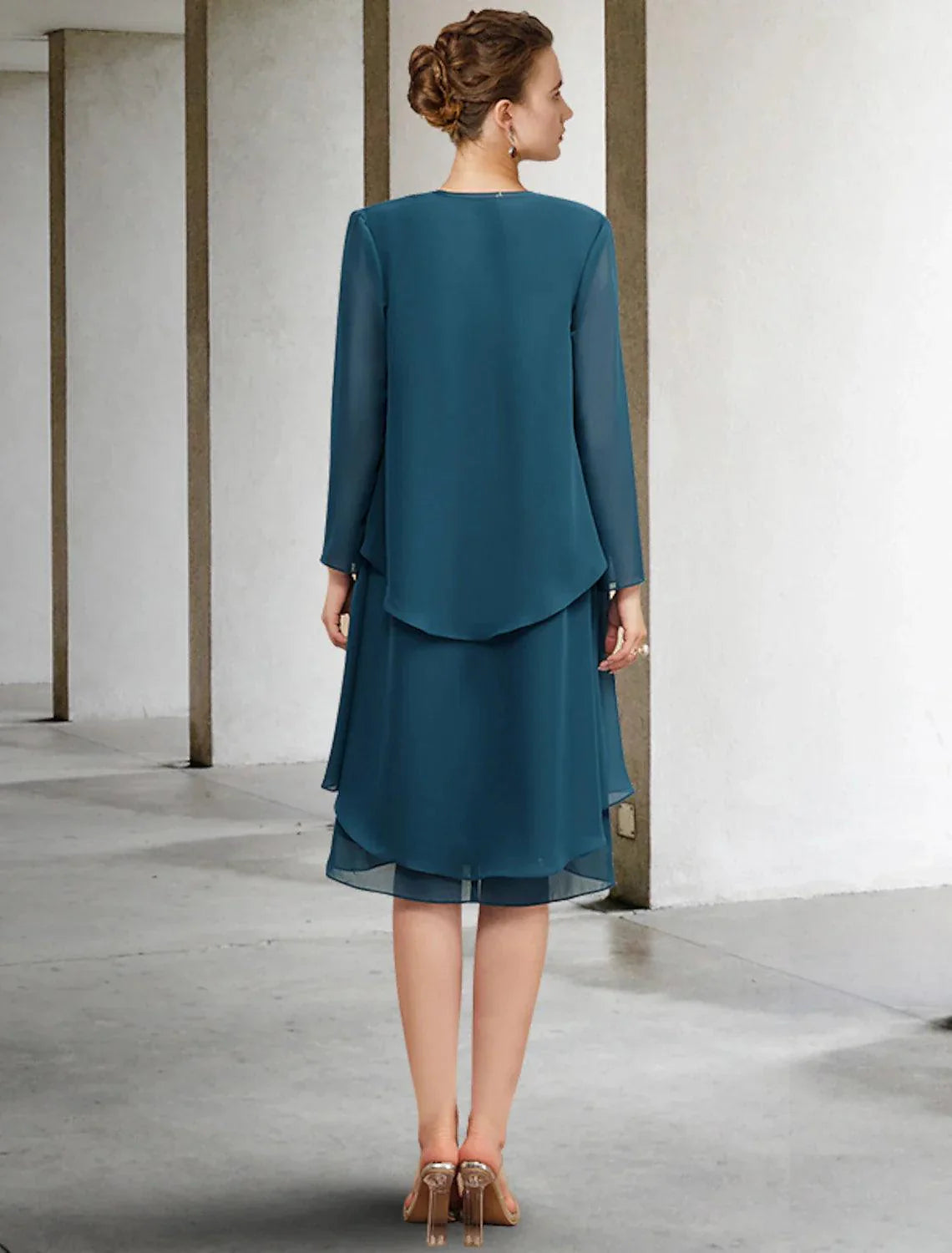 Vestido de mãe da noiva de duas peças com bainha/coluna, vintage, elegante, decote em V, comprimento até ao joelho, chiffon, sem mangas, casaco incluído, vestidos com drapeado