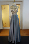 Robe de bal longueur sol ligne A à bretelles nuque en mousseline à perles de cristal