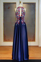 Bodenlanges, ärmelloses A-Linien-Ballkleid mit Rundhalsausschnitt und Applikationen