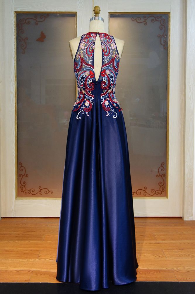 Bodenlanges, ärmelloses A-Linien-Ballkleid mit Rundhalsausschnitt und Applikationen