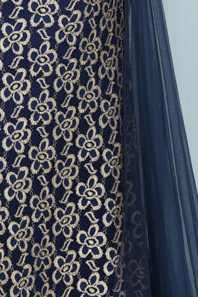 Bodenlanges, ärmelloses Ballkleid mit Rundhalsausschnitt und Spitze in Gold