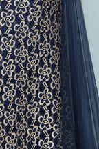 Bodenlanges, ärmelloses Ballkleid mit Rundhalsausschnitt und Spitze in Gold