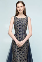 Bodenlanges, ärmelloses Ballkleid mit Rundhalsausschnitt und Spitze in Gold