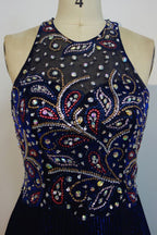 Bodenlanges, paillettenbesetztes A-Linien-Ballkleid mit Rundhalsausschnitt und ärmellosem Kristallbesatz