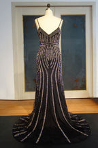 Bodenlanges Etuikleid mit Spaghettiträgern und Herzausschnitt und Paillettenmuster