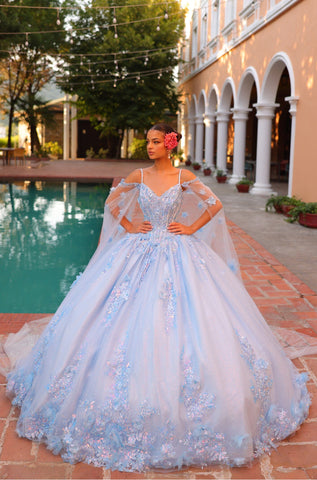 Quinceanera-Kleid mit Blumenapplikation und Cape-Ärmeln von Amarra 54306