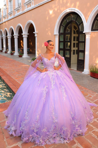 Quinceanera-Kleid mit Blumenapplikation und Cape-Ärmeln von Amarra 54306