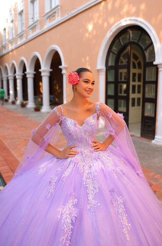 Quinceanera-Kleid mit Blumenapplikation und Cape-Ärmeln von Amarra 54306