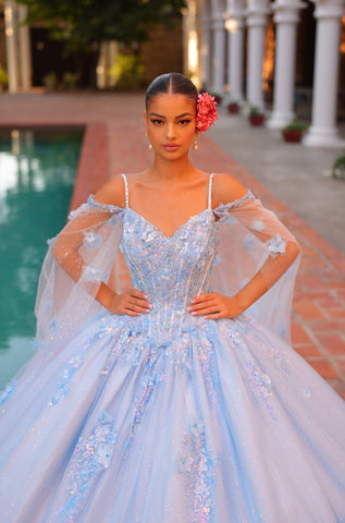 Quinceanera-Kleid mit Blumenapplikation und Cape-Ärmeln von Amarra 54306