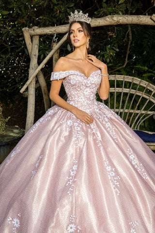Schulterfreies Ballkleid mit Blumenapplikation von Cinderella Couture 8060J