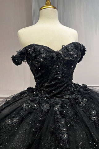 Schulterfreies Ballkleid mit Blumenapplikation von Ladivine 15702