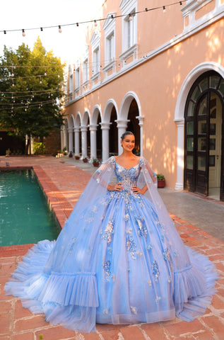 Quinceanera-Kleid mit Cape und Paillettenapplikation von Amarra 54318